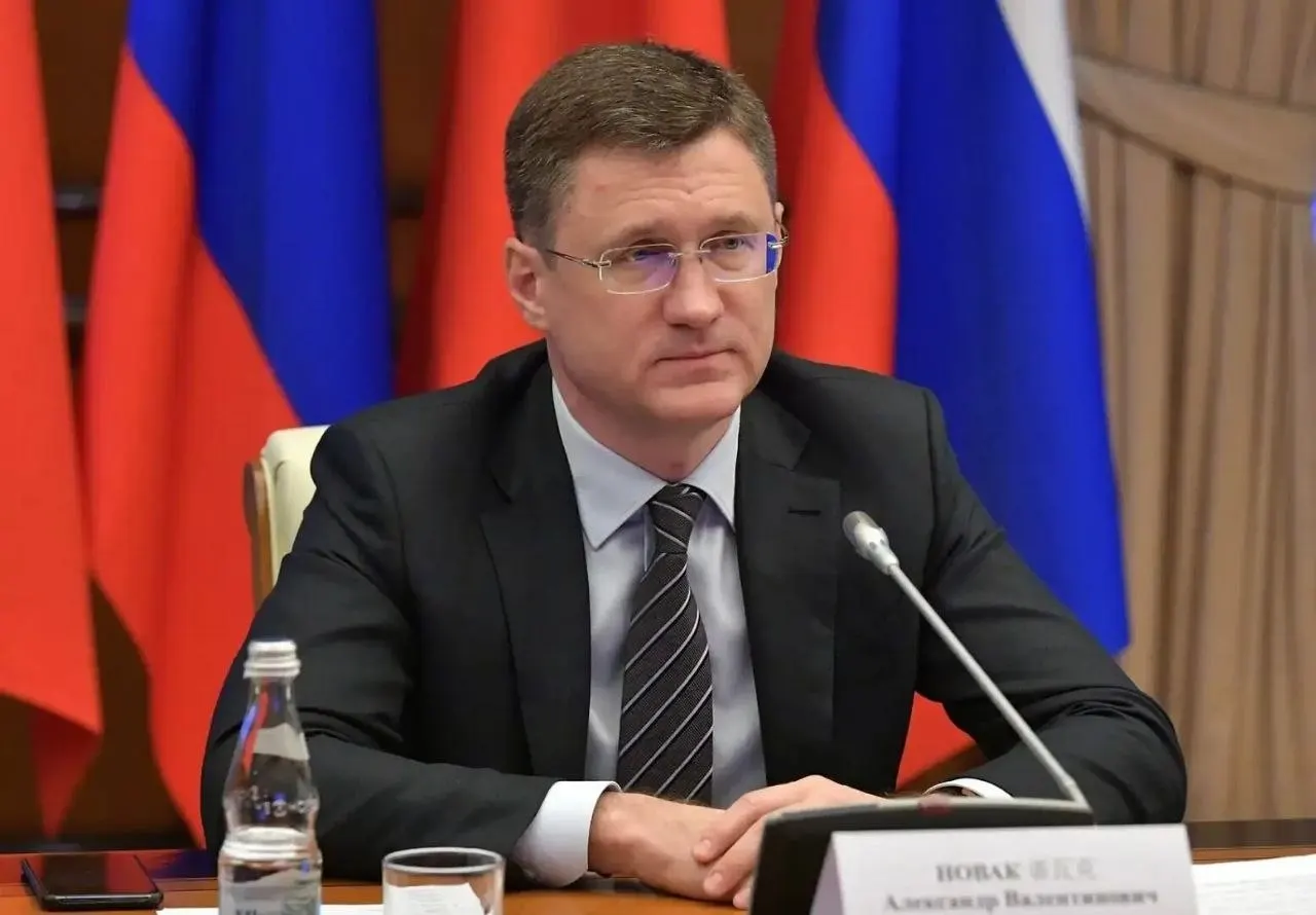 Александр Новак заявил, что в стране достаточно объёмов топлива. По его словам, ажиотаж искусственно поднял спрос на 20–30%, поэтому власти корректируют логистику с учётом потребностей регионов.