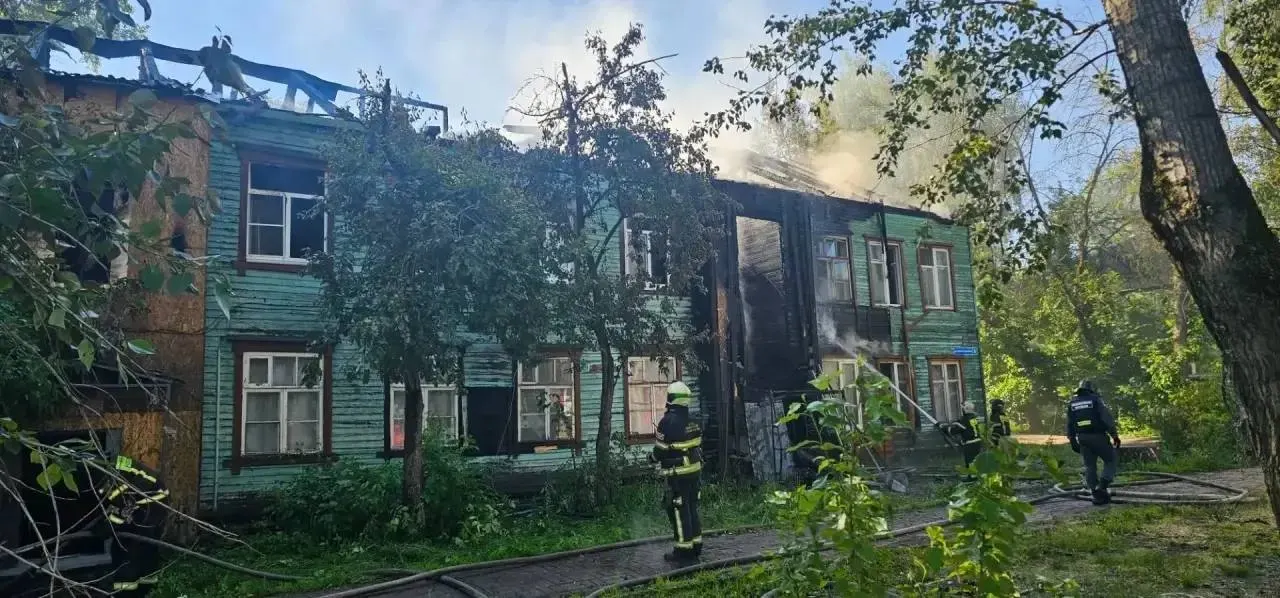 Утренний пожар в двух домах на улицах Снежная и Самочкина не привёл к пострадавшим. Большинство жильцов разъехались к родственникам, две семьи получили временное жильё; администрации помогут восстанавливать утраченные документы.