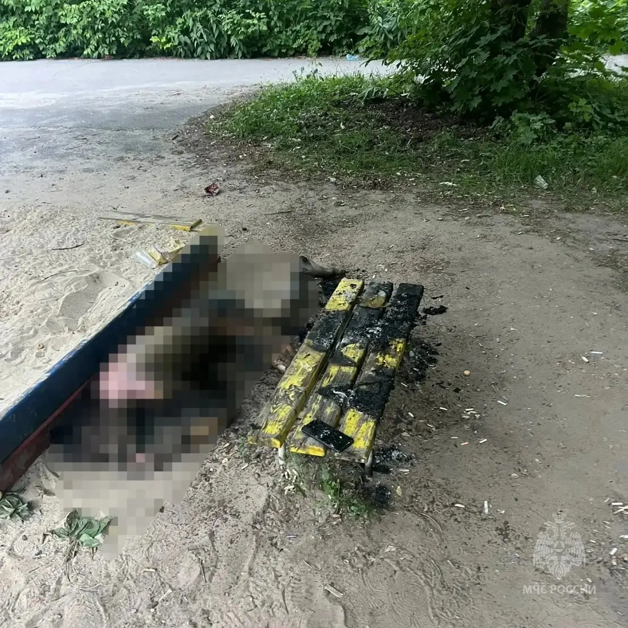 Прохожие потушили горевшего мужчину до приезда спасателей, его госпитализировали с тяжёлыми ожогами — позже он скончался. Очевидцы связывают возгорание с возможным алкогольным опьянением.