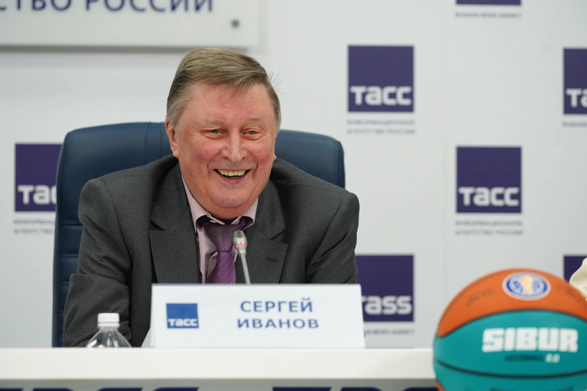 Бывший министр обороны Иванов скончался в 73 года. Его близкий друг рассказал, что общался с ним всего три дня назад; причина смерти пока не сообщается.