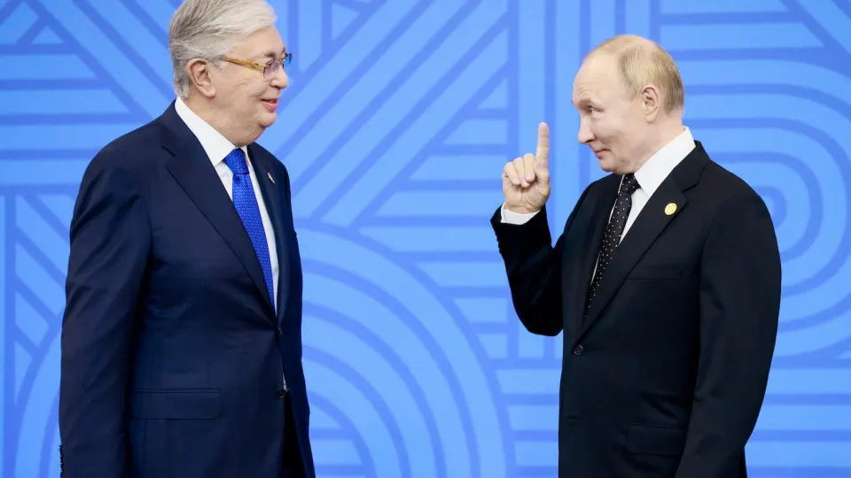 Власти и отраслевые компании ведут переговоры о поставках казахстанского бензина в обмен на российский авиакеросин на фоне сокращения выпуска топлива в России и ремонтов на казахстанских НПЗ.