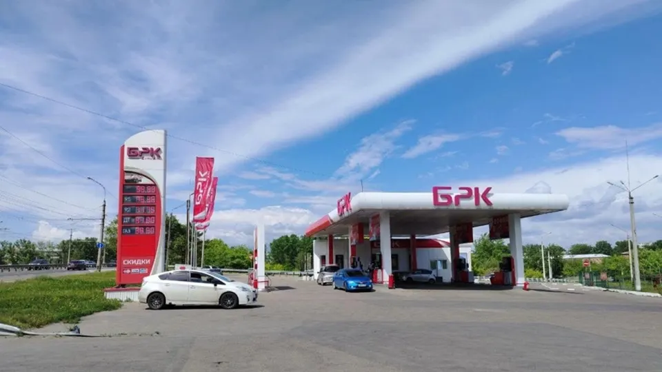 В нескольких субъектах вводят лимиты на отпуск топлива и перераспределяют поставки: приоритет получают экстренные службы, общественный транспорт и сельхозтехника. Жителей просят не паниковать и по возможности сократить поездки.