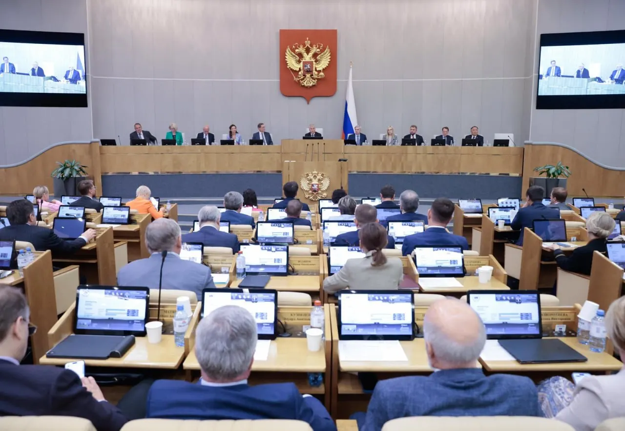 Исследование на основе данных законодательной системы показывает: правительственные проекты проходят в Госдуме куда охотнее депутатских — 84% против примерно 25%. Откладываемые и непопулярные инициативы продолжат рассмотрение уже новым составом парламента.