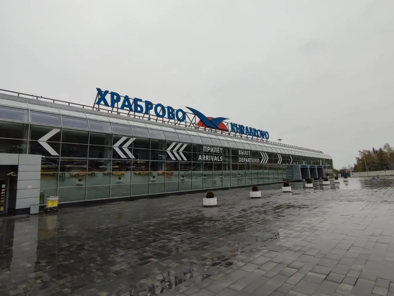 В Калининградской области в аэропорту Храброво из‑за ограничений на полёты в Ленинградской области задерживаются или отменены около 30 рейсов — задержки по онлайн‑табло до двух часов.