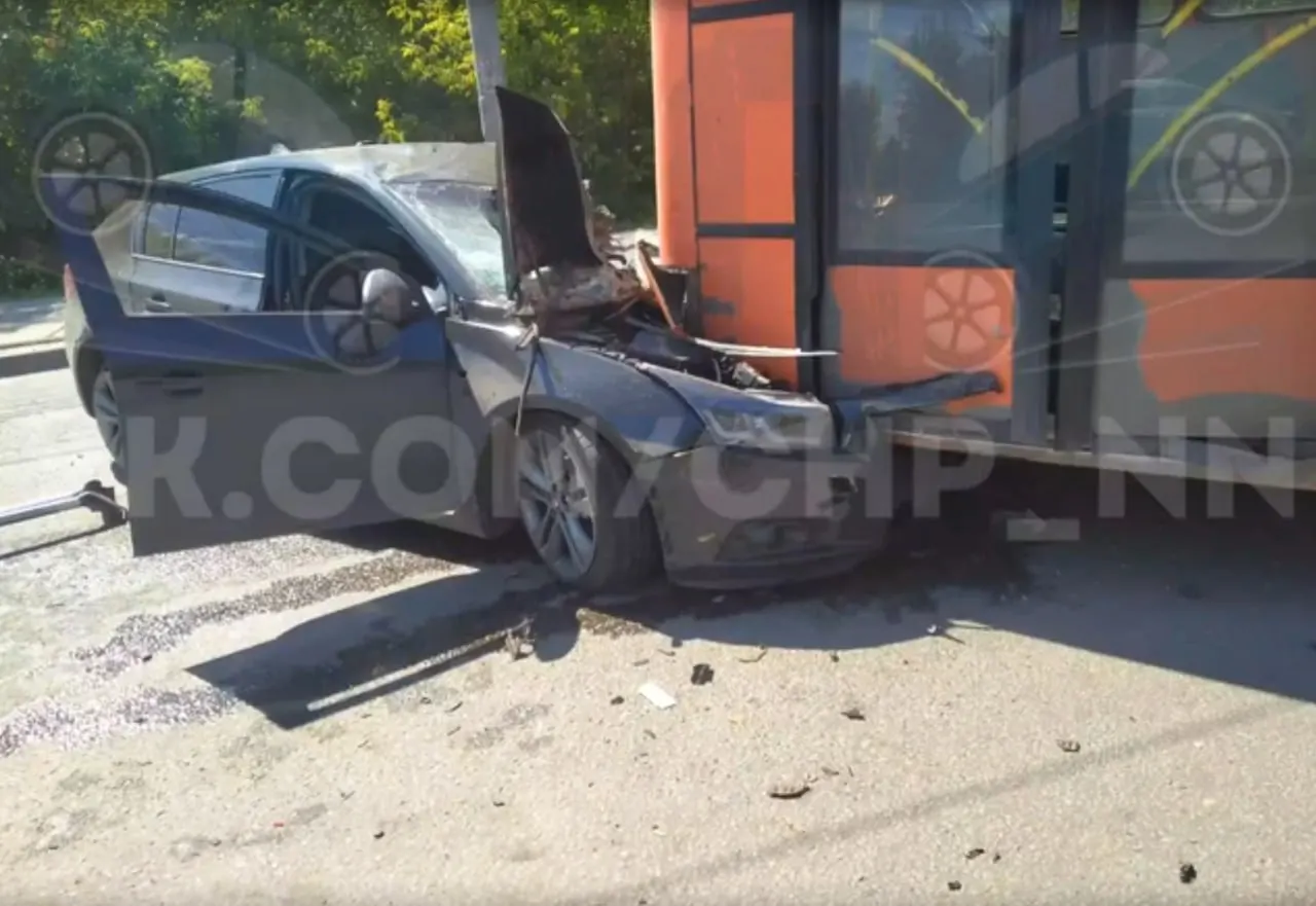 В Нижнем Новгороде Chevrolet столкнулся с рейсовым автобусом на улице Бутырской. По данным ГАИ, 30‑летний водитель и один пассажир автобуса доставлены в больницу №13.