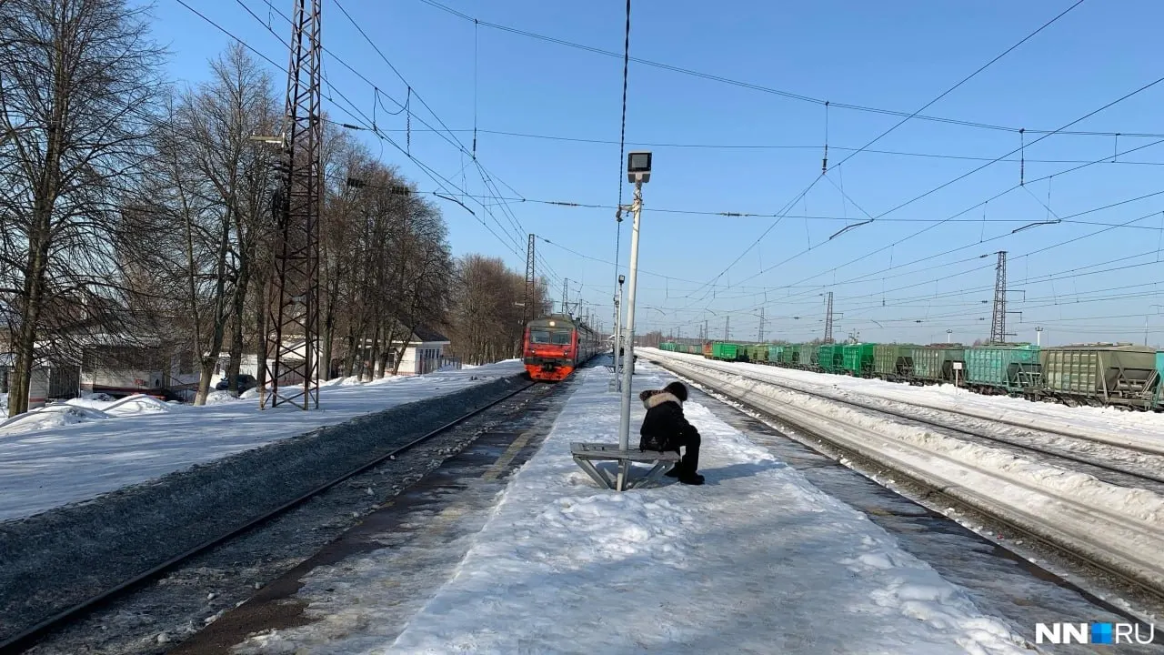 Прокуратура выявила нарушения уборки снега на нижегородских платформах: подрядчик не выполнял контрактные обязательства, Роспотребнадзор оштрафовал руководство региональной дирекции и подрядчика на 1,1 млн рублей. На станции Киселиха из‑за скользкого перрона погиб пассажир.