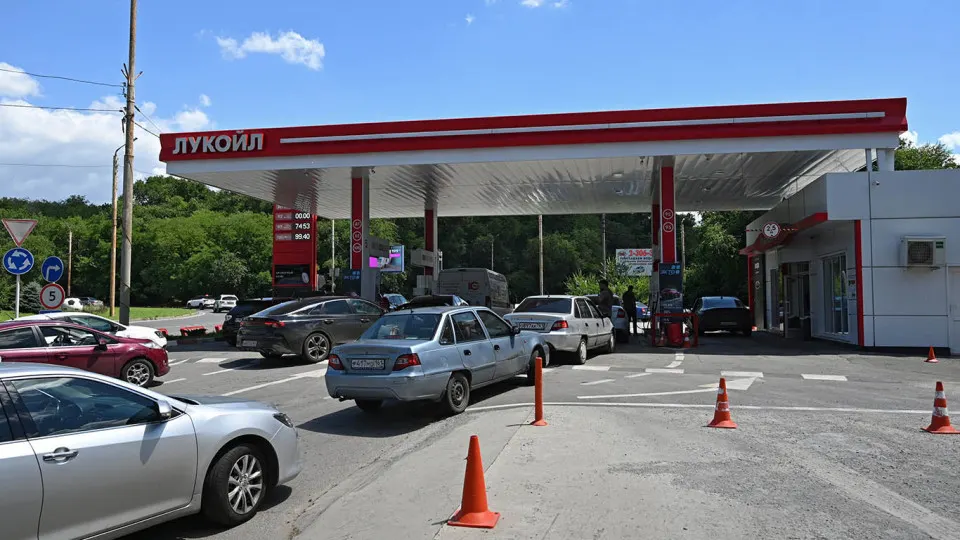 Цена белорусского АИ‑92 выросла до 127 тыс. руб./тонну (плюс 6% за неделю и в 1,8 раза с начала мая). Ограниченные мощности НПЗ, перебои в отгрузках и санкционные сложности усугубляют дефицит топлива в России — власти ищут пути наращивания импорта.