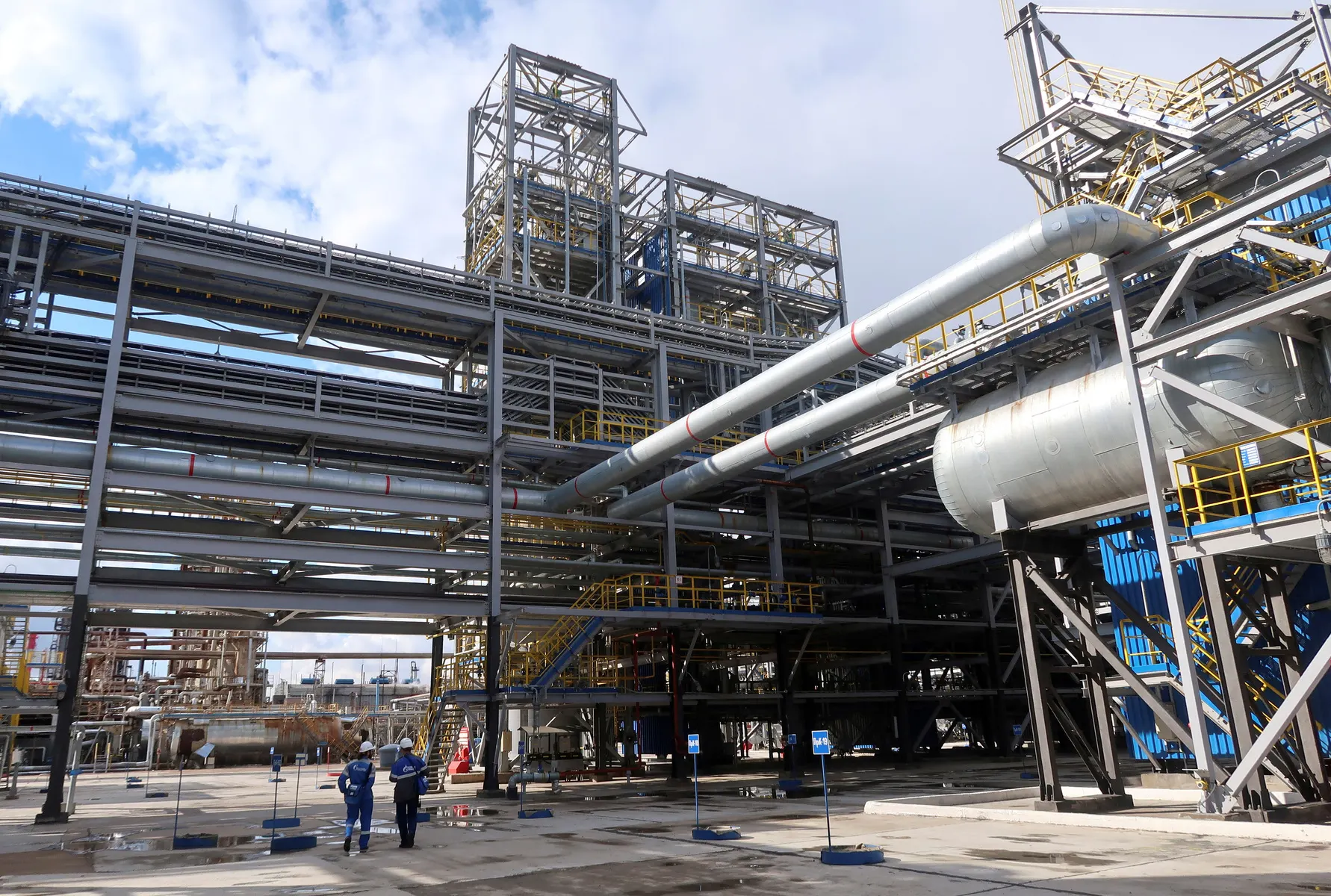 Нефтеперерабатывающий завод в Башкортостане приостановил переработку нефти и конденсата из‑за ночного удара беспилотников; повреждены ключевые установки, восстановление займет недели или месяцы.