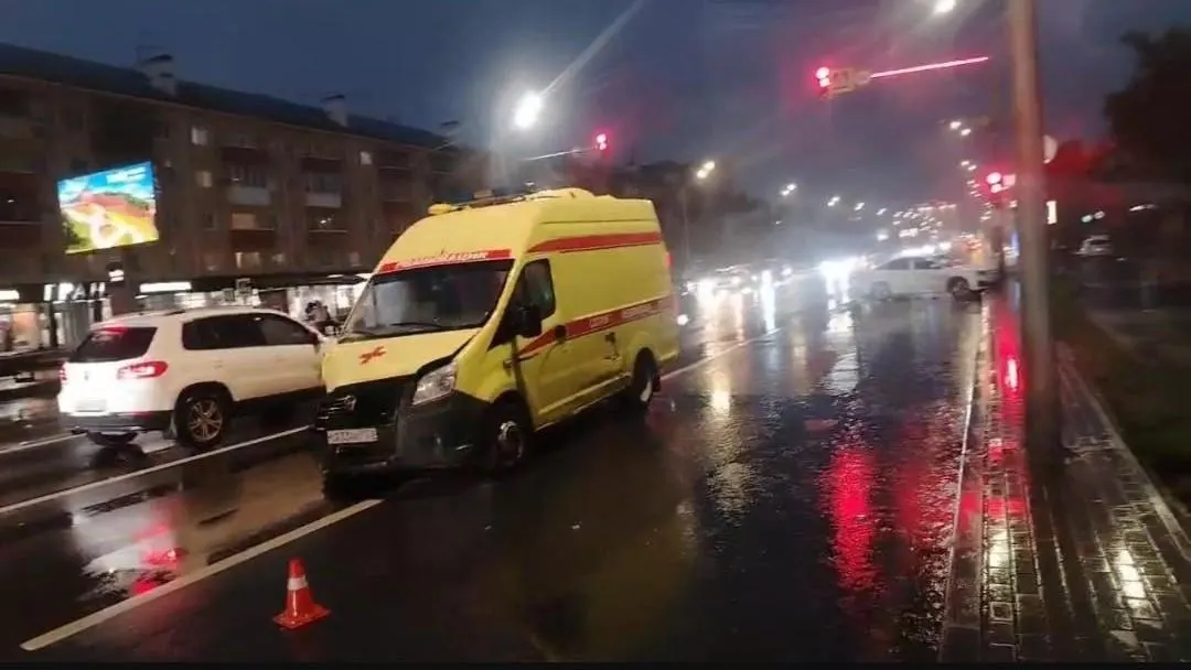 Возле дома №16 водитель легковушки выехал через две сплошные и врезался в едущую со скоростью машину скорой помощи. Пострадал 23‑летний пассажир и водитель легковушки, его госпитализировали в больницу №13.