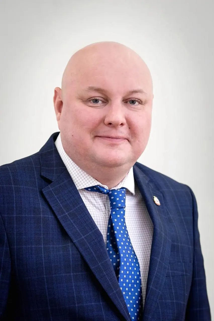 Михаил Шатилов уходит с должности главы администрации Приокского района Нижнего Новгорода. Временно исполняющим обязанности назначен Вадим Харченко — Шатилов идёт в кандидаты в депутаты Законодательного Собрания Нижегородской области, сообщил мэр.