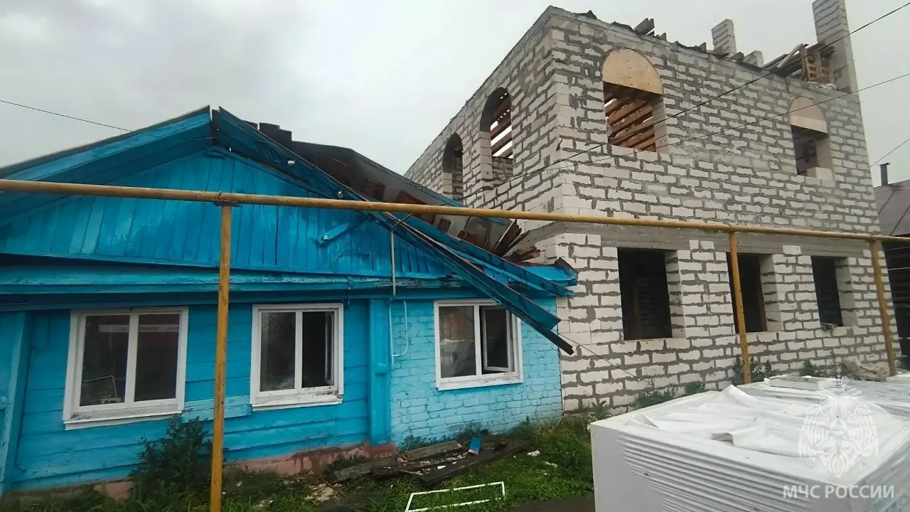 В посёлке Выездное под Арзамасом во время ураганного ветра обрушилось строящееся здание; под завалами погибла пятилетняя девочка. Возбуждено уголовное дело, ситуацию контролирует региональная прокуратура.