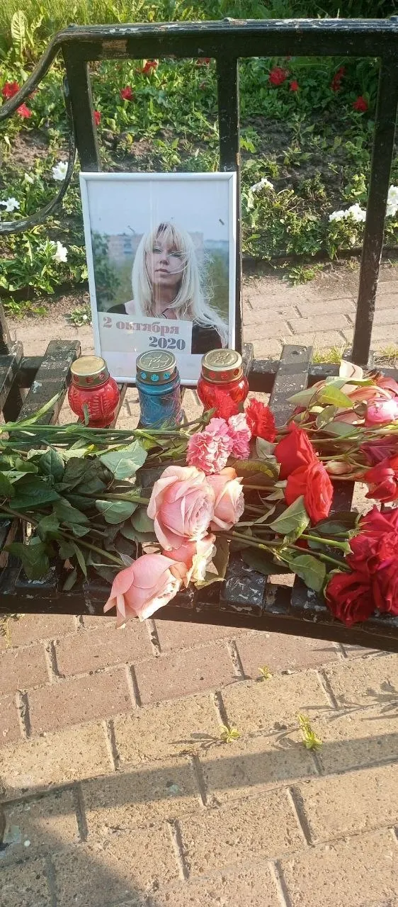 Жители сообщают, что свежие букеты у мемориала на месте протестного самосожжения Ирины Славиной регулярно забирают и выбрасывают — по их словам, это происходит по указанию ответственных лиц.