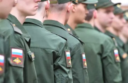 Правительство поддержало законопроект, разрешающий направлять призывников в пожарные подразделения МЧС для тушения пожаров и аварийно‑спасательных работ — мера рассчитана на снижение кадрового дефицита, возможно привлечение до 5 тысяч человек.