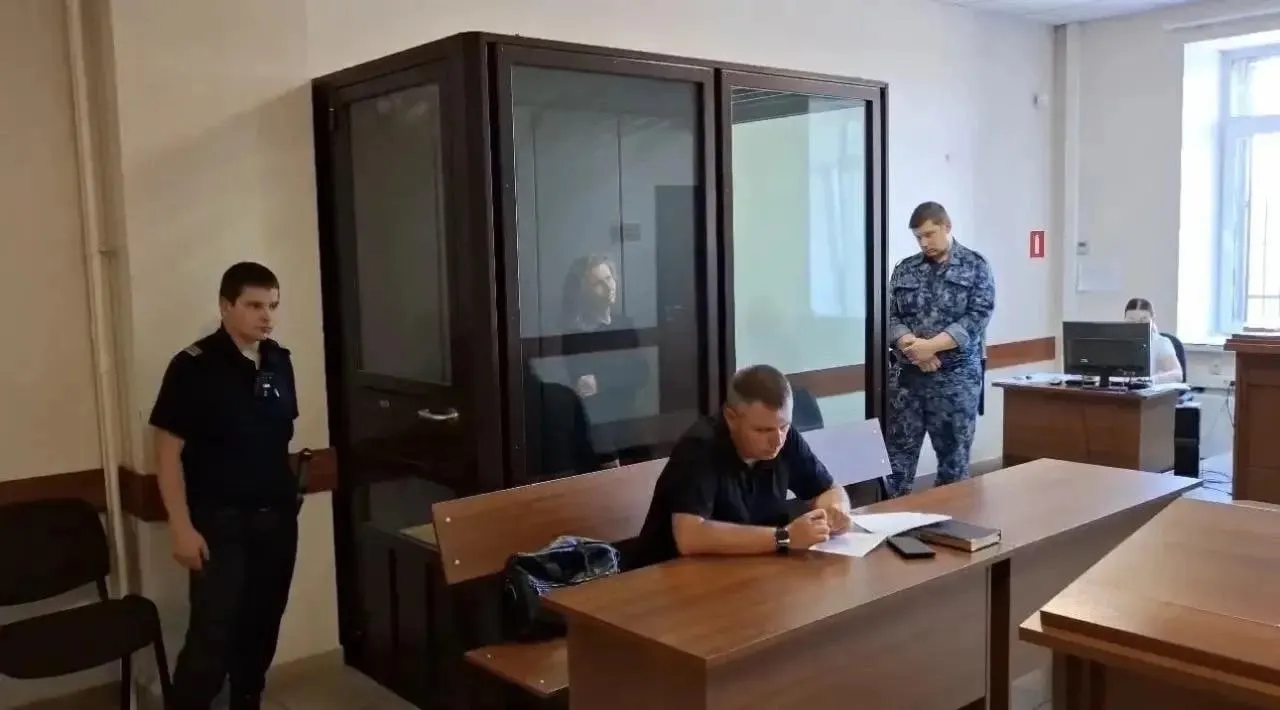 В Нижнем Новгороде задержана 42-летняя женщина, которая нанесла ножевое ранение полицейскому при попытке доставить её в отдел; пострадавший госпитализирован, задержанная заключена под стражу.