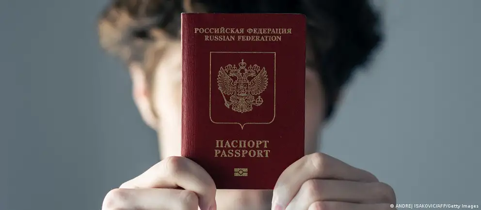 После возражений Франции и Италии Евросоюз намерен вводить визовый запрет лишь для тех, кто непосредственно участвовал в боевых действиях в Украине; в документ внесли расширенные гуманитарные и государственные исключения.