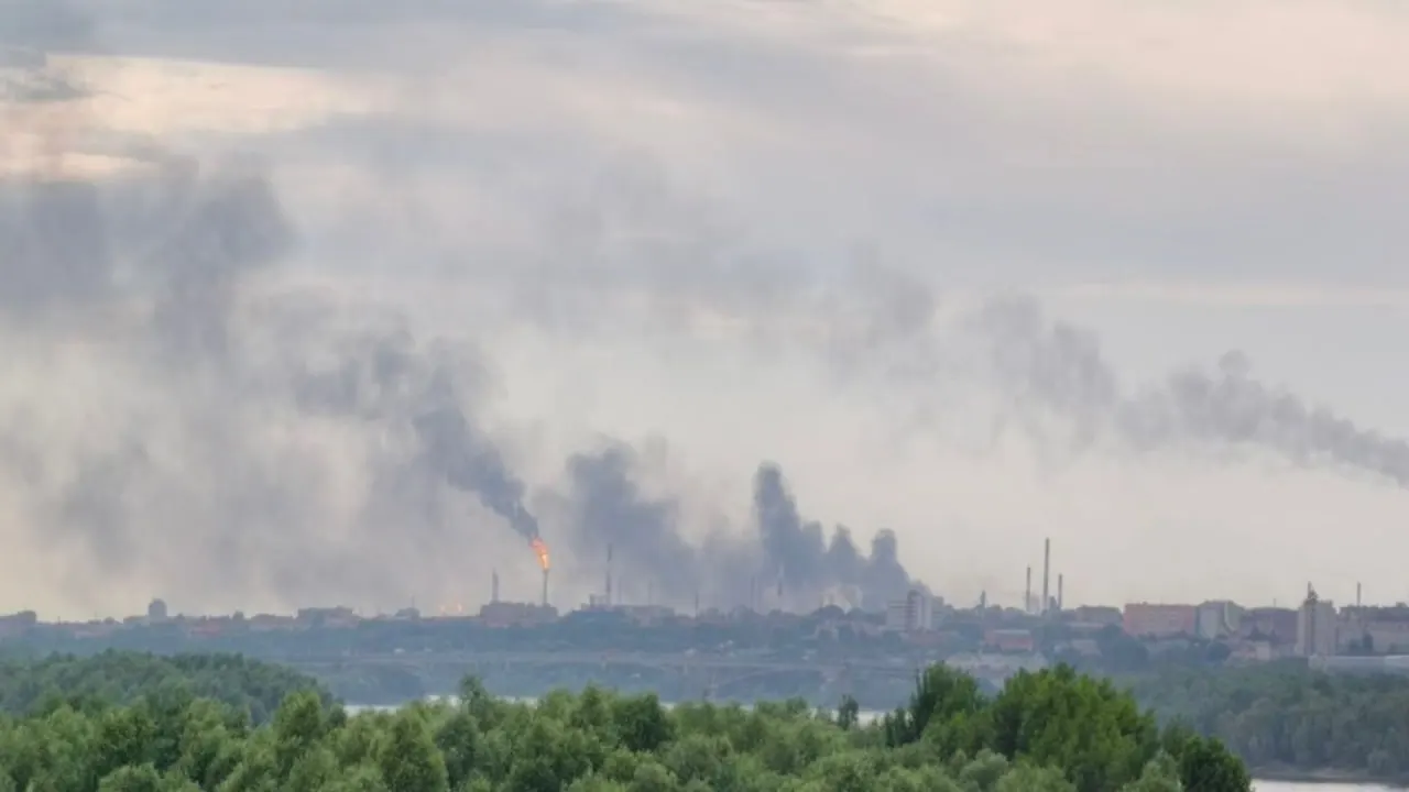Беспилотники впервые долетели до Омска: после взрывов на Омском нефтеперерабатывающем заводе начался пожар. Власти подтверждают факт атаки и сообщают о сбитых БПЛА, введён план «Ковер».
