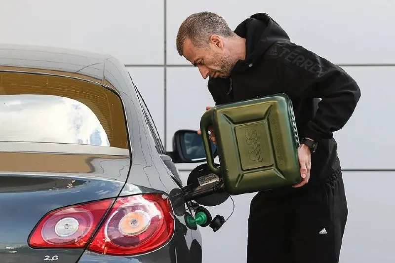 Из‑за вывода из строя ряда НПЗ переработка нефти в стране сократилась до рекордного минимума. Власти разрешили продажу топлива стандарта «Евро‑3» — эксперты предупреждают о росте загрязнения и рисках для здоровья.