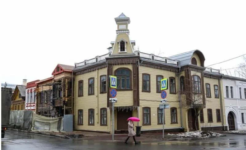 Из аварийной усадьбы на улице Студёной выселили семью, в которой родилась младенцa; компенсация оказалась существенно ниже рыночной, жильё предоставили в коммуналке.