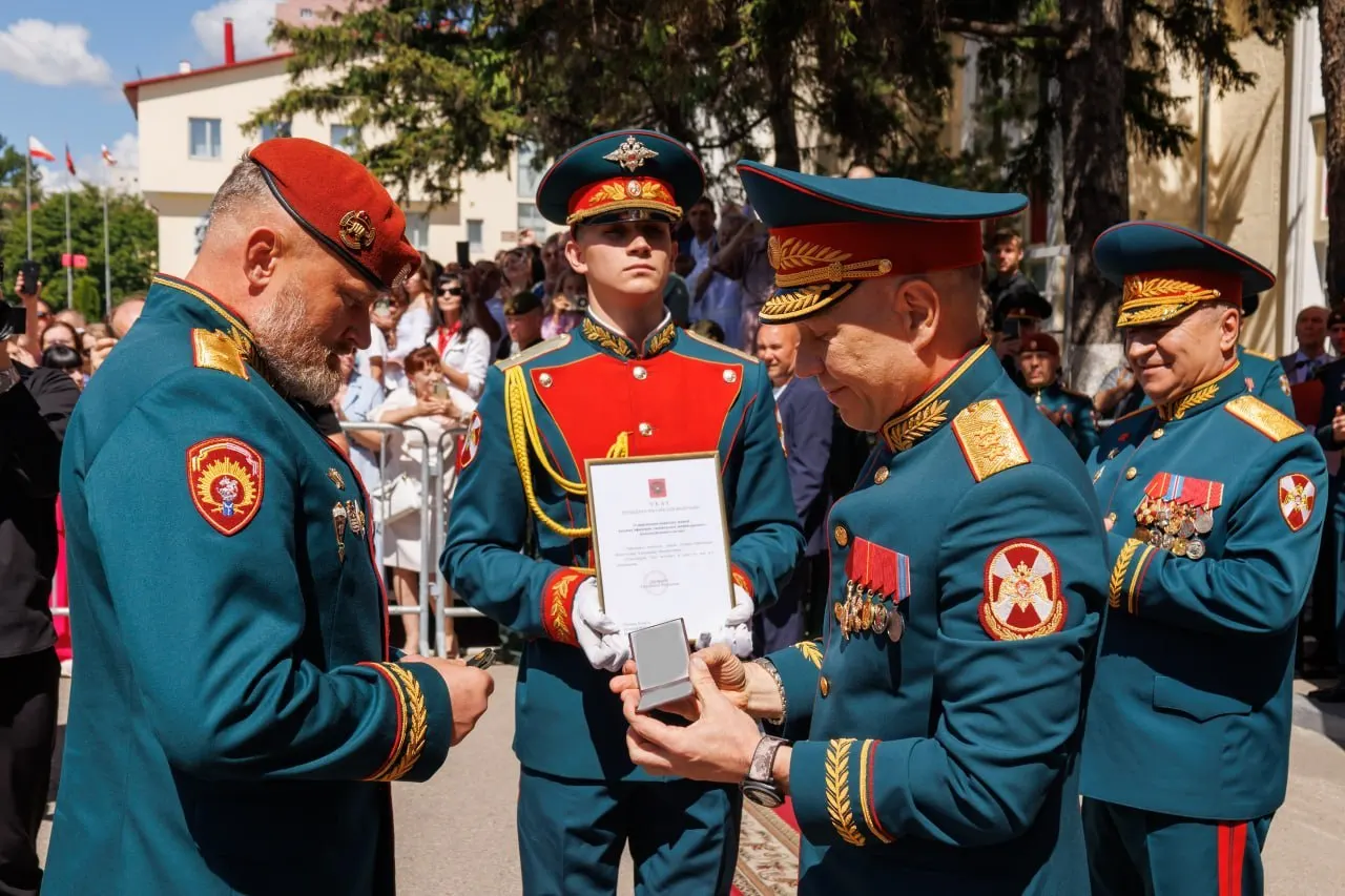 Начальнику Саратовского военного института войск национальной гвардии Александру Белоглазову официально присвоено воинское звание генерал-лейтенанта; погоны вручил генерал-полковник Анатолий Маликов.