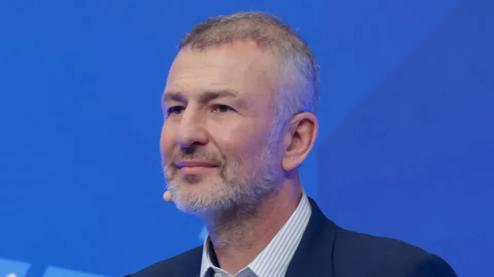 Основатель «Еврохима» и СУЭК Андрей Мельниченко согласился перечислить 32 млрд рублей образовательному центру «Сириус», после чего прокуратура отозвала иск о национализации его энергетической компании СИБЭКО — сумма сопоставима со стоимостью покупки компании у бывшего министра.
