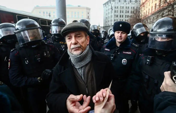 В Хорошевском суде Москвы началось заочное рассмотрение дела против 84‑летнего правозащитника: обвинение просит 6,5 года колонии по статьям о «нежелательной» организации и нарушениях как «иностранного агента», а также 10‑летний запрет на администрирование сайтов.