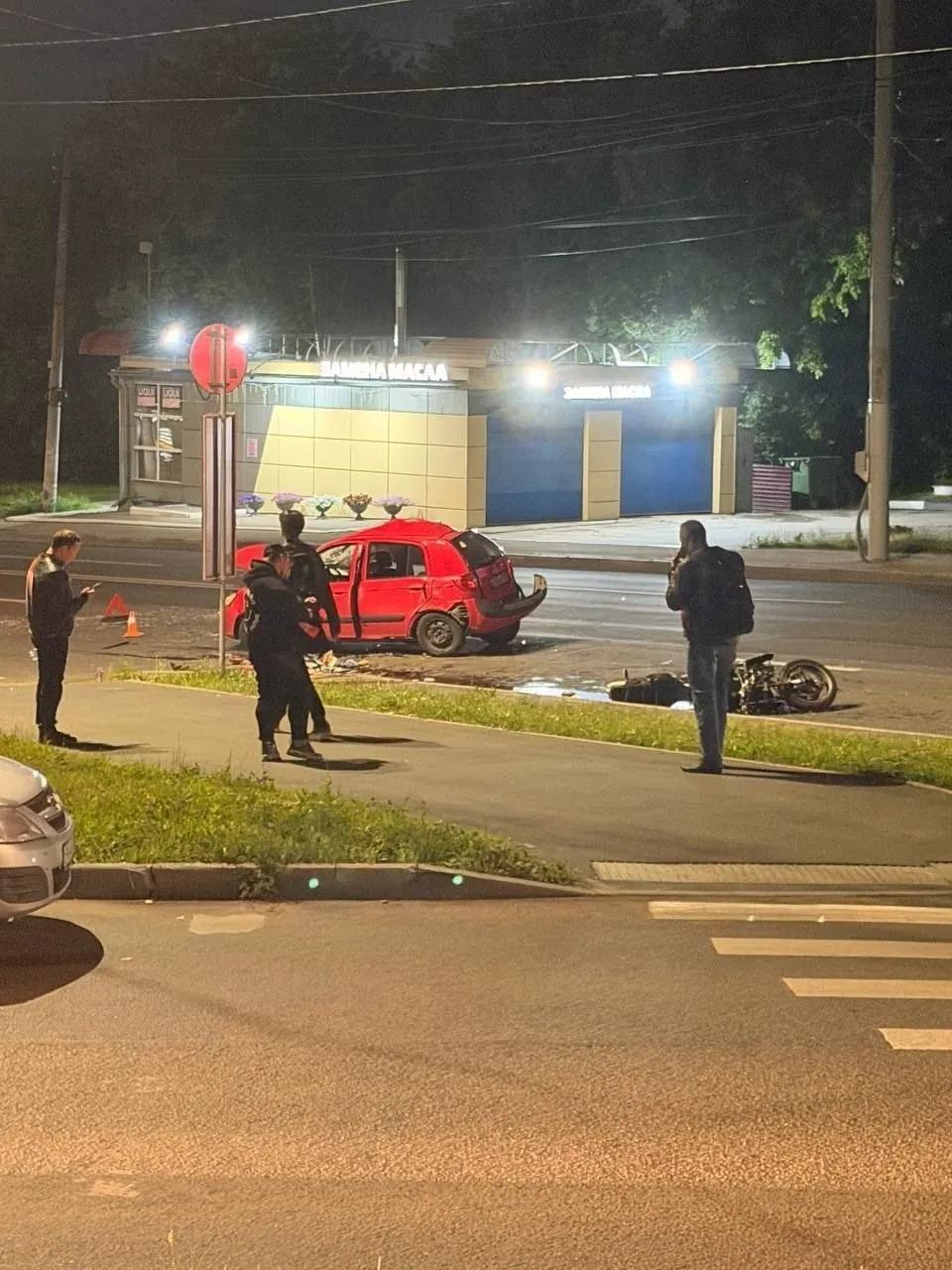Вечером на улице Бринского 31‑летняя водитель Hyundai при повороте не уступила дорогу мотоциклисту; оба участника ДТП были госпитализированы, женщину позже отпустили.