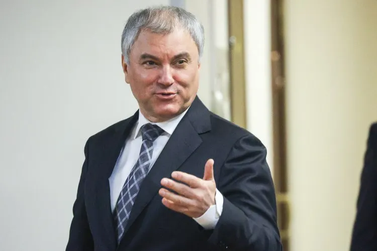 Спикер Госдумы предложил активнее пользоваться электротранспортом: современные трамваи, по его мнению, могут разгрузить дороги, улучшить экологию и заменить наземное метро в условиях дефицита топлива.