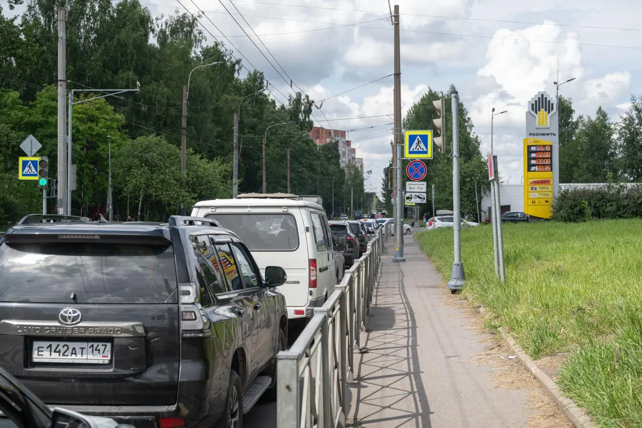 Сотрудники петербургских автозаправок сообщают, что в городе по-прежнему продают бензин Евро‑5, несмотря на временное разрешение продажи топлива стандарта Евро‑3 с июля.