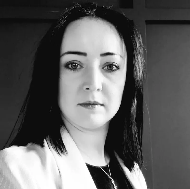 Конституционный суд признал, что достижение совершеннолетия не лишает пострадавших в детстве права требовать лишения родительских прав родителей‑насильников; решение подчеркивает защиту достоинства и имущественных прав заявителей.