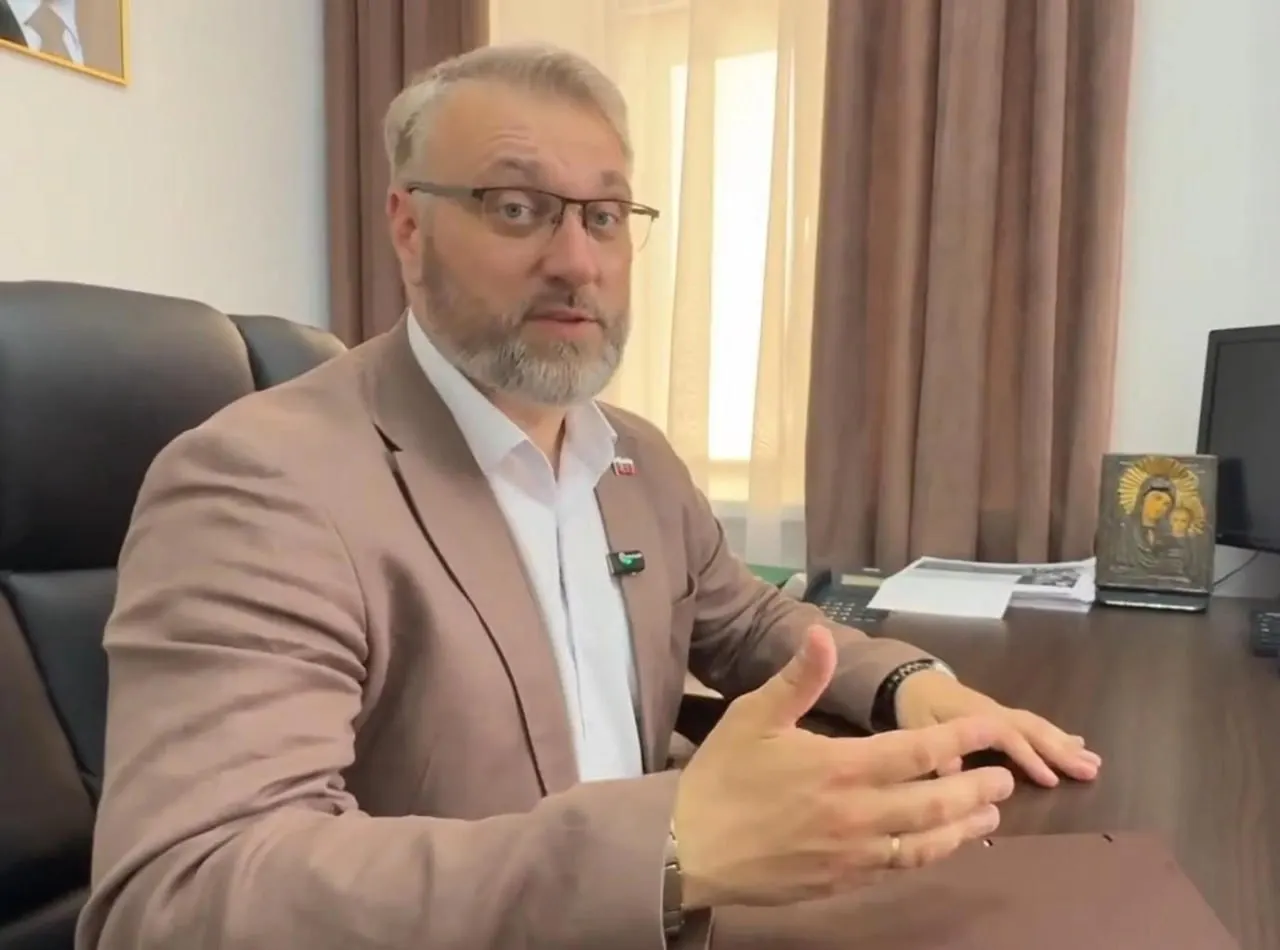 Дмитрий Третьяков сообщил, что неизвестные, представившись сотрудниками управляющей компании, просили код из СМС якобы для выдачи новых ключей. Он призвал никому не диктовать коды и проверять объявления о замене замков.