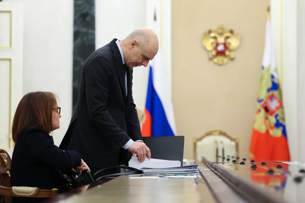 Госдума упростила механизмы повышения расходов и заимствований, позволив Минфину оперативно закрывать кассовые разрывы. Это подрывает прозрачность бюджета, повышает долговые и инфляционные риски и перекладывает бремя войны на бизнес и население.
