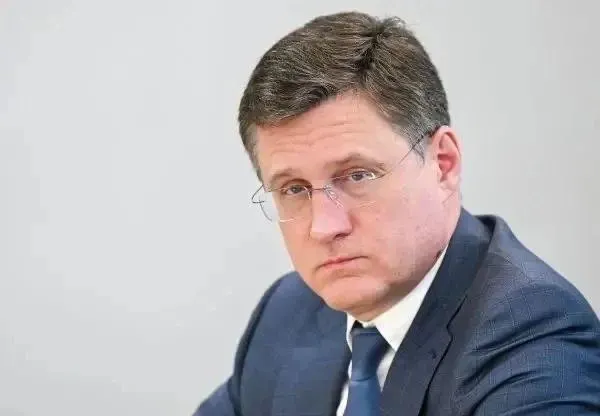 Вице‑премьер Александр Новак заявил, что дефицит бензина в России связан с тем, что ряд НПЗ частично выводятся из строя и уходят в ремонт после попаданий беспилотников; ограничения на продажу затронули десятки регионов.