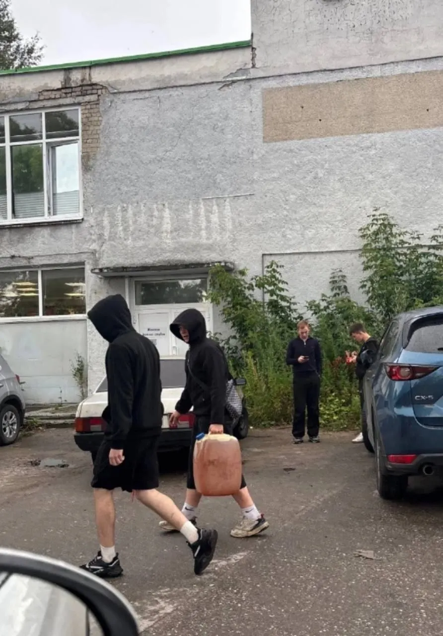 Жители Сормово сообщили о массовых кражах топлива: бензин пропадает с машин на нескольких улицах, очевидцы отмечают наглое поведение злоумышленников и передвижение на белой «Ладе».