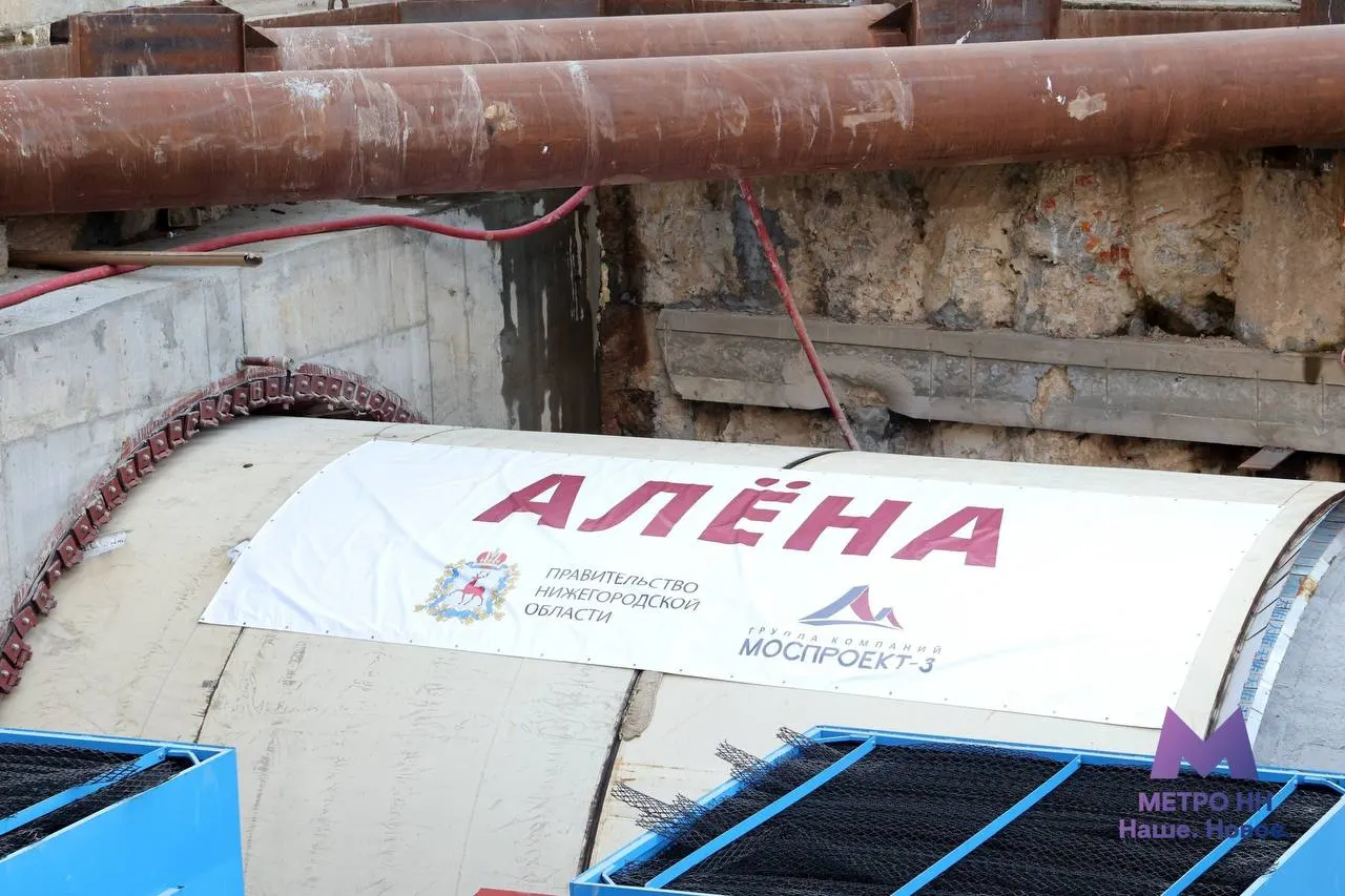 В работу запущен тоннелепроходческий щит «Алена»: он пройдет 730 метров от улицы Горького к площади Свободы и установит 486 железобетонных колец. Завершить подземные работы в центре города планируют в этом году.