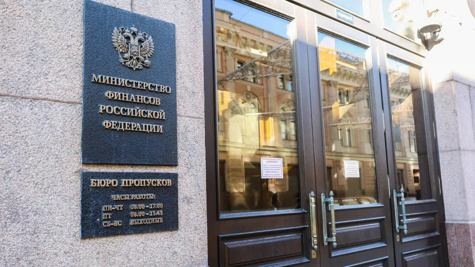По оценке аналитического центра ЦМАКП, после 2022 года Россия всё сильнее финансирует бюджет за счёт государственного долга: задолженность растёт, процентные расходы удвоились и становятся одной из крупнейших статей расходов.
