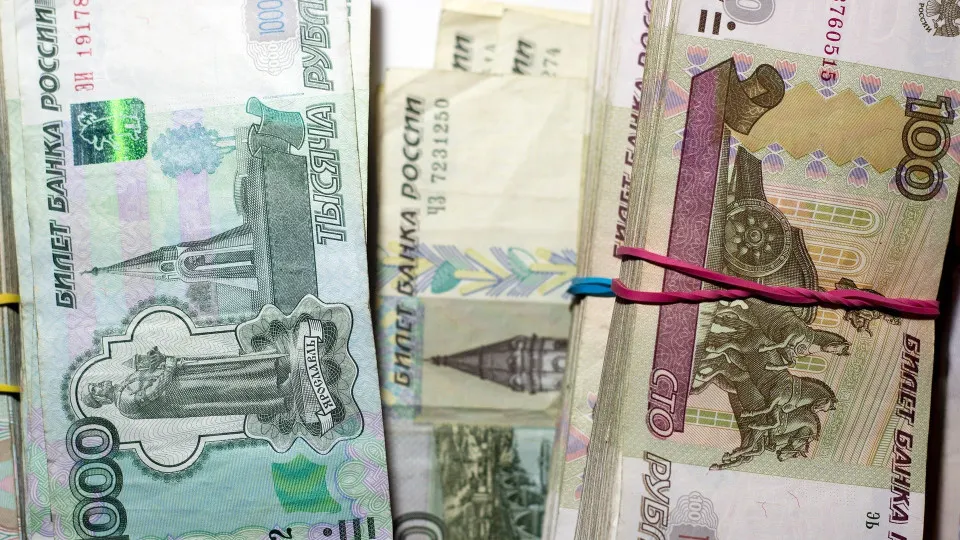 С начала июля наличные в обращении прибавили порядка 513 млрд рублей. Усиление оттока совпадает с ростом проблемных кредитов и увеличением заимствований банков у Центробанка, что повышает риски финансовой нестабильности.