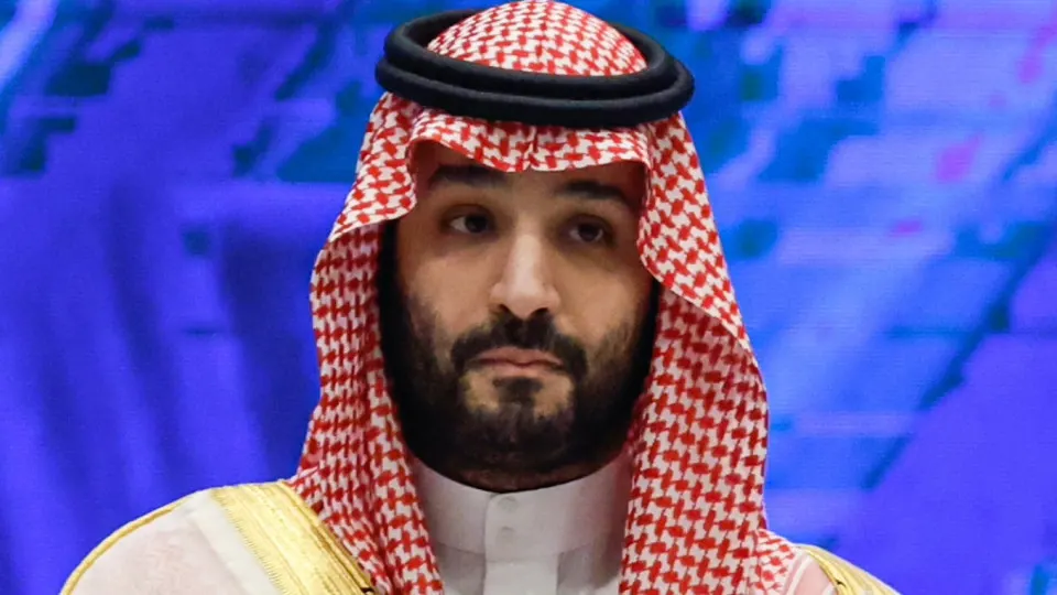 Королевство сократило официальную цену на сорт Arab Light на $11 за баррель, пытаясь вернуть покупателей в Азию после открытия Ормузского пролива; это усилило падение котировок Brent и Urals и создаёт риск дополнительного давления на российский бюджет.