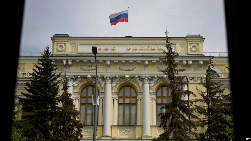 ЦБ расширил доступ к криптовалютам на биржах и ввел требования к инвесторам, включая лимиты для неквалифицированных и новый порядок регулирования цифровых активов.