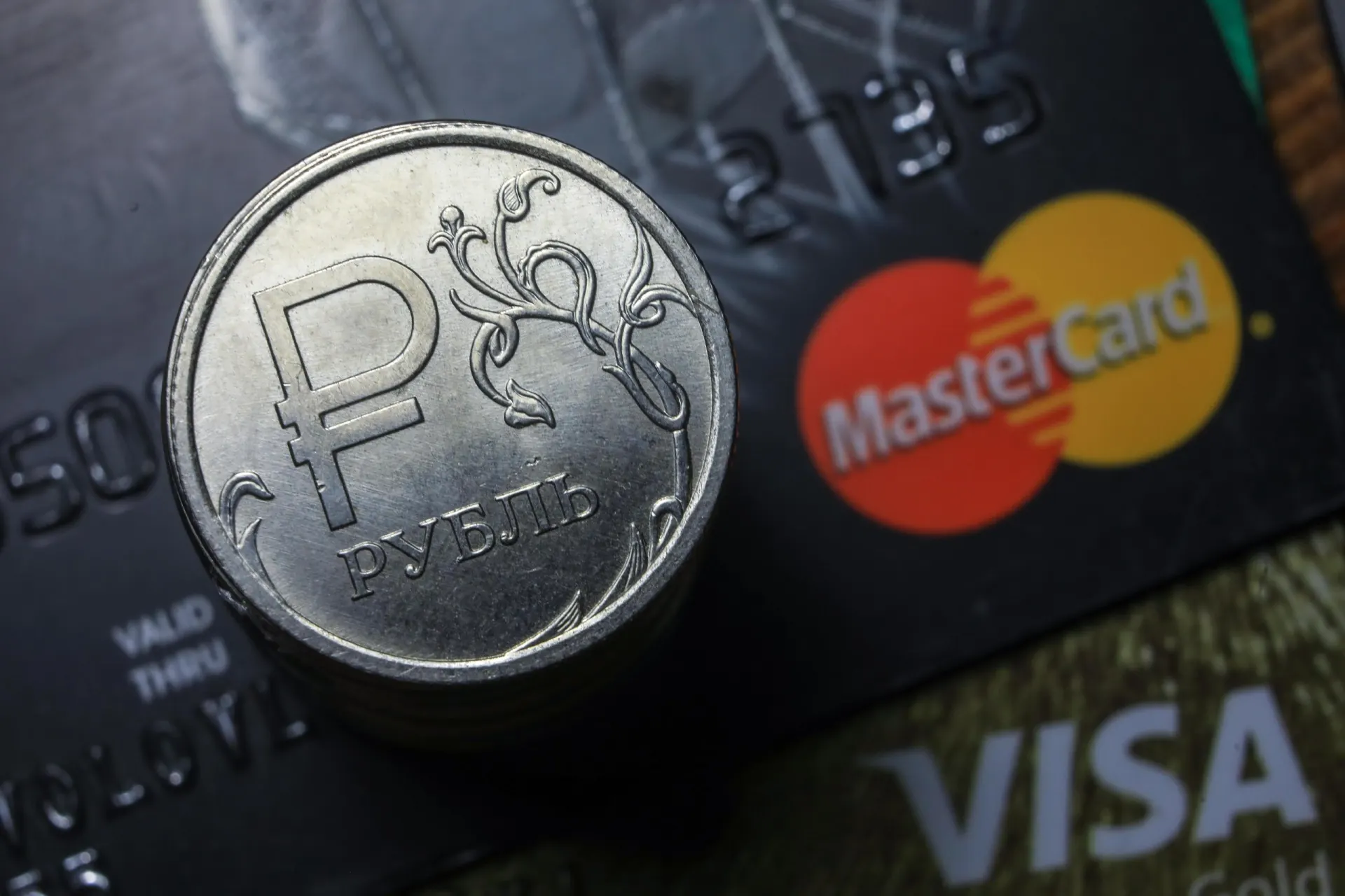 Россияне сталкиваются с трудностями оплаты банковскими картами Visa и Mastercard и через систему СБП; объясняем причины.