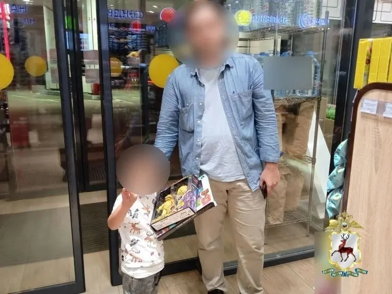 Пропавший четырехлетний мальчик ушел из дома на Автозаводе и сел на автобус, направляясь к заправке; спустя несколько часов его нашли и вернули родственникам.