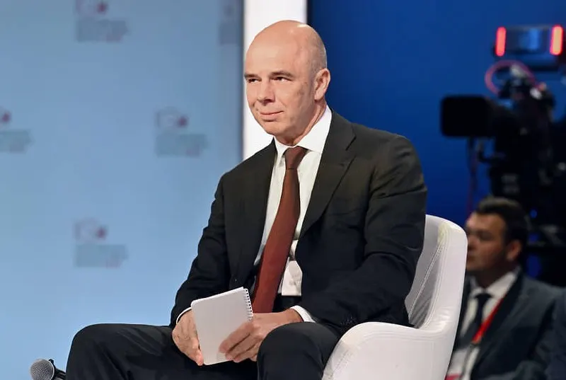 Глава Минфина Антон Силуанов заявил, что бюджет полностью обеспечен ресурсами и обязательства будут выполнены. По данным Минфина, дефицит бюджета достиг 6,46 трлн рублей, около 2,8% ВВП.