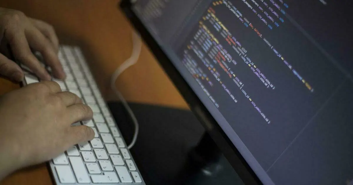Злоумышленники создают под видом Минпросвещения фишинговую платформу для учителей, призывая зарегистрироваться для ежедневного ввода данных об успеваемости; данные жертвы похищаются через Госуслуги.