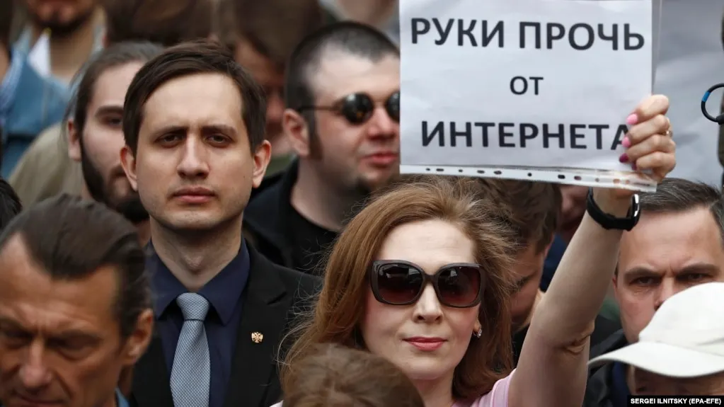 Российские власти расширили блокировку VPN‑сервисов, ограничив доступ к множеству хостингов; эксперты предупреждают о повторении мер и появлении новых адресов.