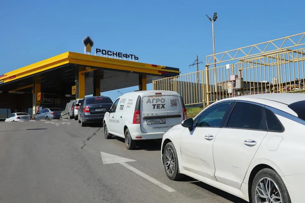 Очереди за бензином, лимиты на продажу топлива и рост цен охватили регионы; страна сталкивается с проблемами поставок и импорта топлива.