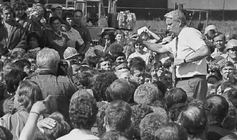 Как регионы внутри РСФСР заявляли о суверенитете в начале 1990-х и как эти процессы повлияли на сохранение единой Российской Федерации.