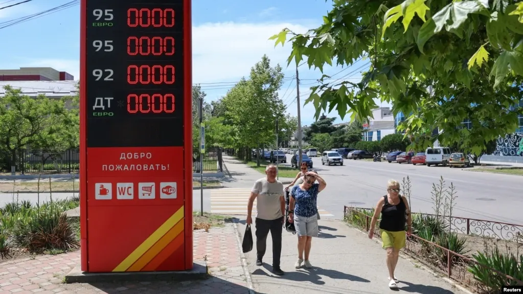 В курортном регионе бензин исчез на большинстве заправок; очереди продолжаются, ситуация затрагивает Краснодарский край и регионы России.