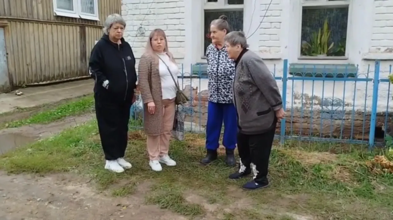 Жильцы старого дома в Городце жалуются на плесень, сырость и холод; рядом расселили другие дома, однако их дом не признали аварийным. В отношении ситуации началось уголовное расследование.