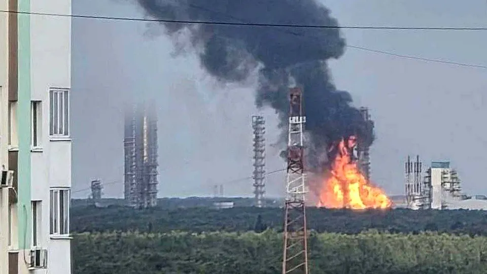 Завод «Запсибнефтехим» в Тюменской области остановил производство после атаки дронов.