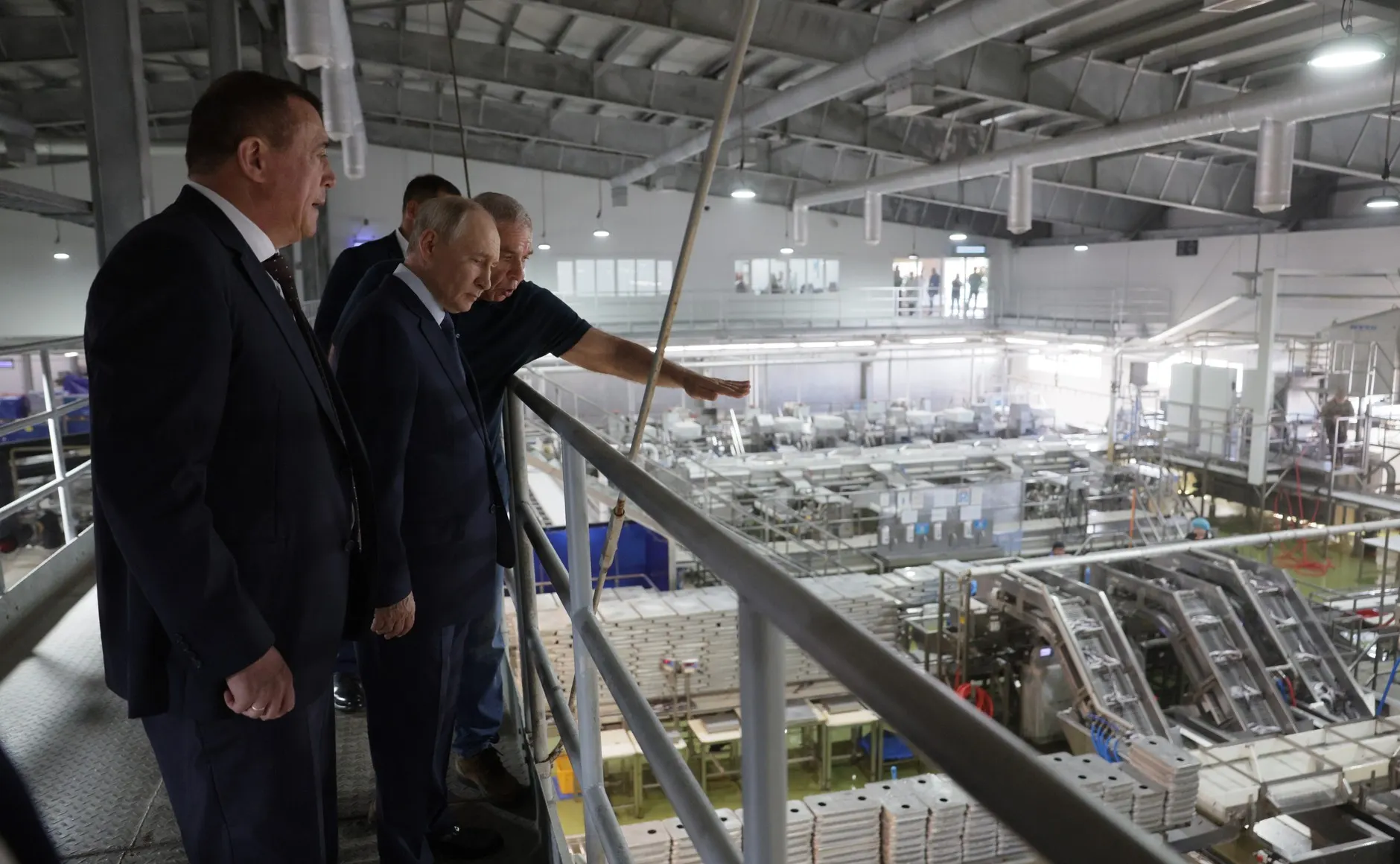 Президент России посетил Итуруп и Курильские острова, вызвав дипломатическую реакцию Японии и новые заявления сторон о статусе территории и перспективах мирного договора.