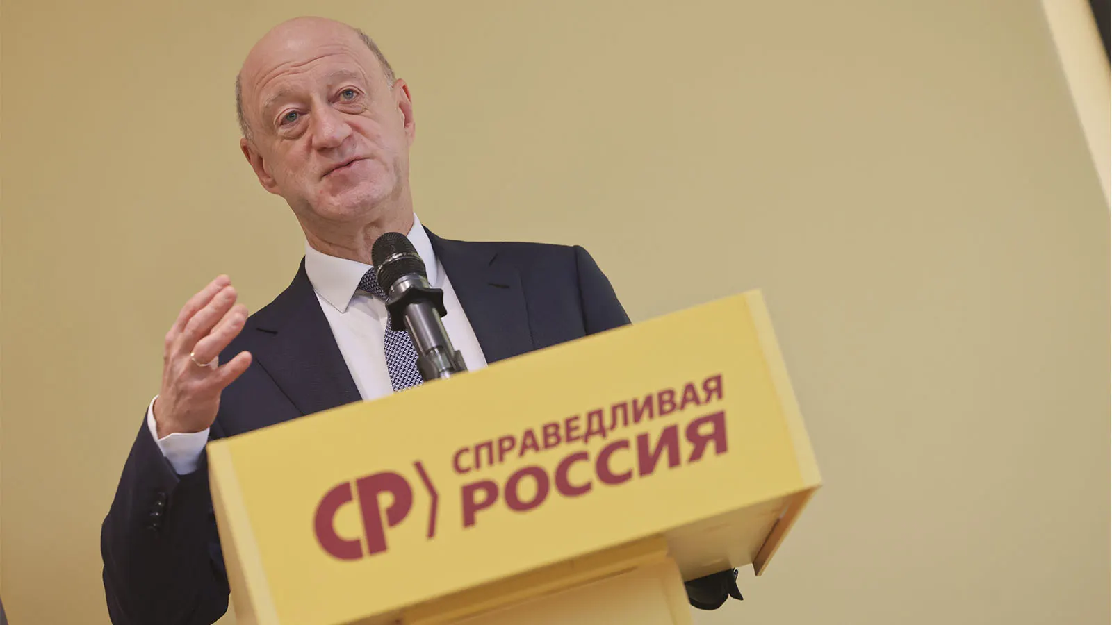 На фоне травмы лидера обсуждают возможность перестановок в руководстве: Бабаков может возглавить партию, Миронов — роль вице-спикера или почетного лидера, а конкуренты продолжают борьбу за влияние.